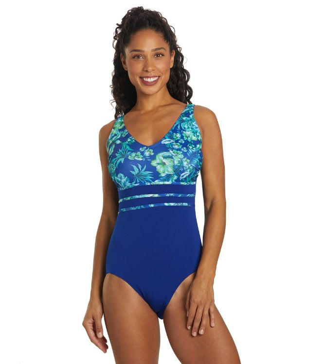 Dive into this Hibiscus Vee E/F Cup for some serious poolproofness! Outfitted with adjustable straps and a bra-wire-supported lower leg line, you can make a splash with max durability & colorfastness. Plus, it's been chlorine-resistant and quick-drying for your convo.