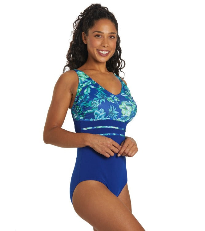 Dive into this Hibiscus Vee E/F Cup for some serious poolproofness! Outfitted with adjustable straps and a bra-wire-supported lower leg line, you can make a splash with max durability & colorfastness. Plus, it's been chlorine-resistant and quick-drying for your convo.