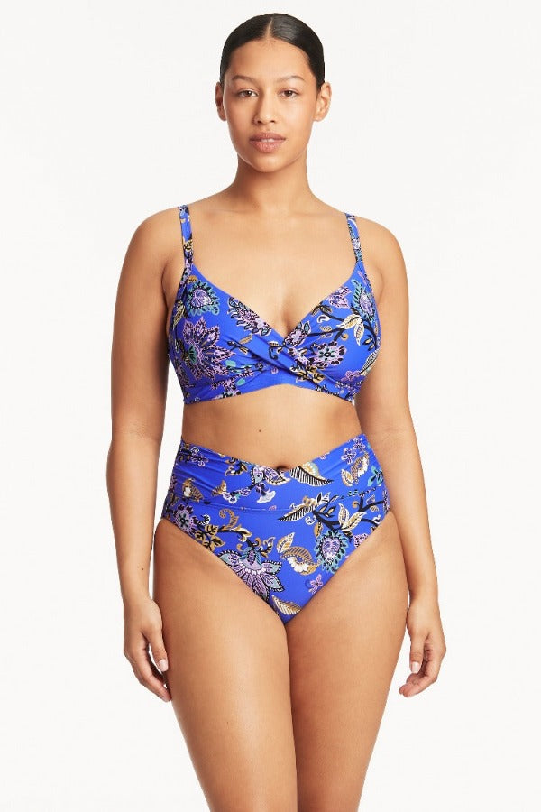 Ready to make waves? This stunning Carnivale Twist Front DD-E Cup Bikini not only looks amazing, but provides customisable comfort and support perfect for swimmies of all shapes and sizes. With adjustable and convertible straps, adjustable back sliders, side boning and a hidden underwire bra, you'll be ready to show off and make some serious splash!