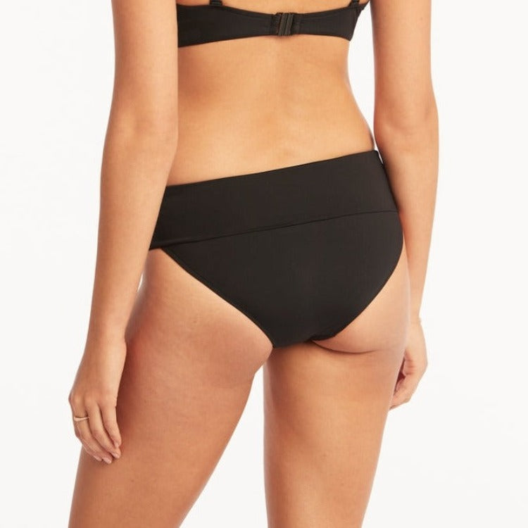 This Bohemia G Cup Cross Front Bikini provides the perfect support for ladies with larger busts up to G cup. With its hidden underwire bra, removable soft cups, adjustable and convertible straps, side boning and adjustable waistband, you'll be looking and feeling bikini-babe fabulous! Plus, the powermesh lining provides maximum front and back support, so you can confidently show off the pool-side! Let's get ready to par-tay!     SL3324BH/4496ECO