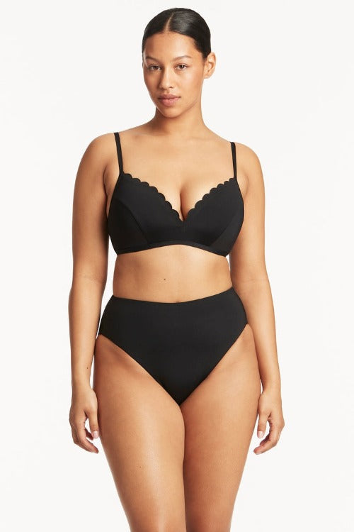 Look ravishingly retro this summer in our Scallop D/DD Moulded Cup Bikini! This pin-up perfect two-piece boasts a fixed moulded cup for support that won't let you down, plus delicate scallop edge detailing that will have you looking like a 50s screen siren. With a butterfly back clip for easy on/off and a high waist bottom for an extra flattering fit, you'll want to take a dip in this one! Powermesh lining for front and back ensures maximum comfort and support. Let the good times roll!