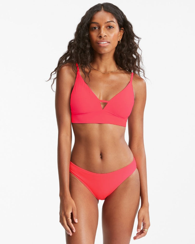 Dive in and feel the ocean salt greeting your skin with the Billabong Sol Searcher Bikini Set! This timeless set is crafted with recycled soft and stretchy nylon to provide you with a no-slip fit plus customized coverage with removable cup inserts. Get ready to upgrade your beach wardrobe and get your summer vibes on full-blast!