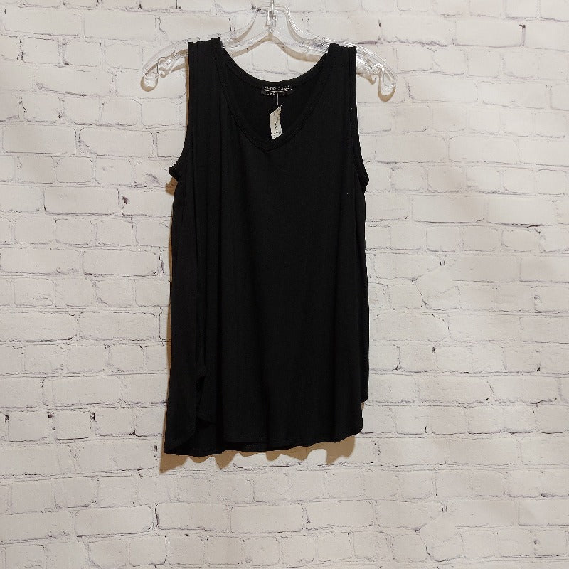 This Shop Basic tank takes basic to the next level with its v-neck and dolphin hem. Get the perfect fit with the wide straps, a slight v-neck, and a longer length! Look and feel amazing in this tank!       P2187