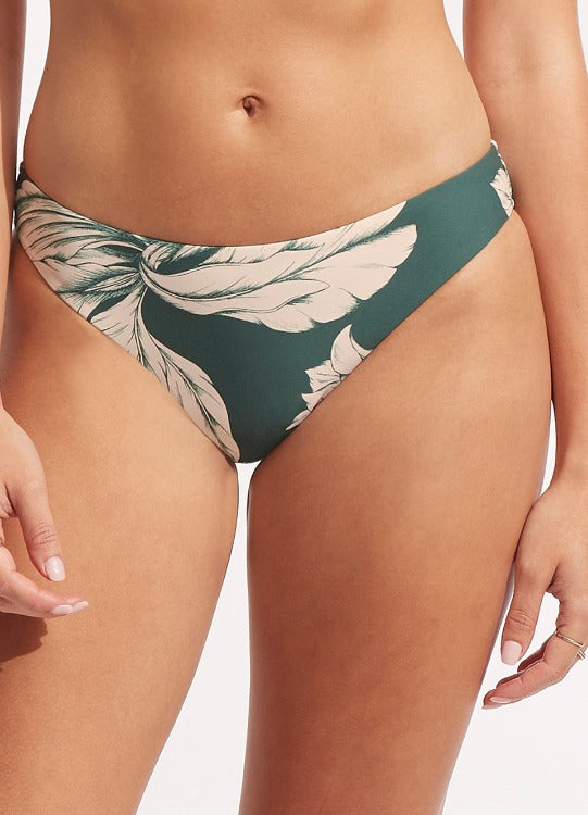Look ever fabulous this summer in Seafolly's Fleur de Bloom Longline Triangle Bikini. Featuring an elongated triangle top, E clasp closure, adjustable straps, and best suited for an A-C cup, you can show off your curves flawlessly. With a low rise pant and regular coverage, don't be afraid to dive in deep and make a splash!     31401-983/40054
