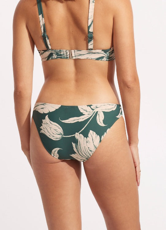 Look ever fabulous this summer in Seafolly's Fleur de Bloom Longline Triangle Bikini. Featuring an elongated triangle top, E clasp closure, adjustable straps, and best suited for an A-C cup, you can show off your curves flawlessly. With a low rise pant and regular coverage, don't be afraid to dive in deep and make a splash!     31401-983/40054