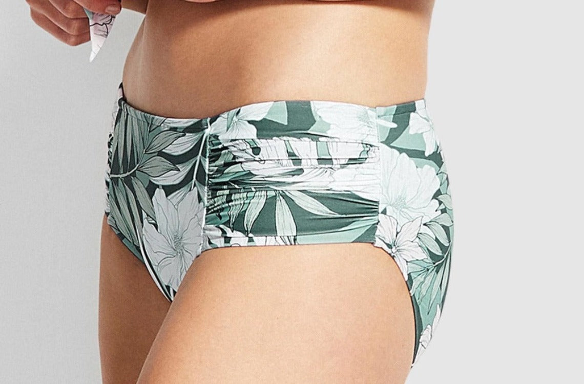 Feel the ocean breeze and the warmth of the Rio sun in Seafolly's stunning Copacabana Bikini. This tropical-inspired print will draw all eyes while vintage details create a timeless style. Enjoy the perfect fit with the wide side retro style, low leg line, mid rise and greater coverage. Let your beach day be unforgettable!     31230/40137