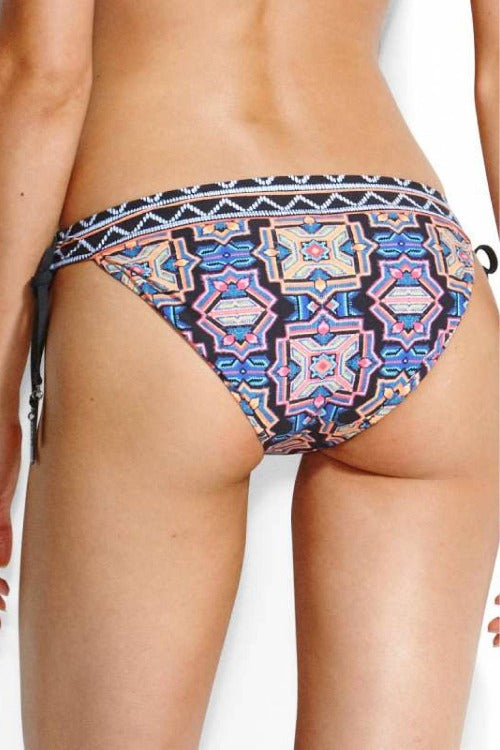 Feel the freedom of nature in the Seafolly Sun Temple Bikini. A dreamy floral print and contrasting border give your look a bohemian feel. Soft cups and boning provide maximum comfort, while gripper tape and a clip back guarantee perfect support. Rock your chilli, mint, or black look with hipster tie bottoms for a medium seat coverage.      33816200/4020320