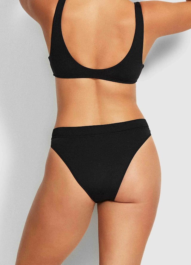 These Seafolly Active Hi Rise Bottoms take high waisted pant style to the next level! The high leg line elongates your figure and the band sits comfortably below the bellybutton. Get that glam look without feeling oh so confident!   40515058