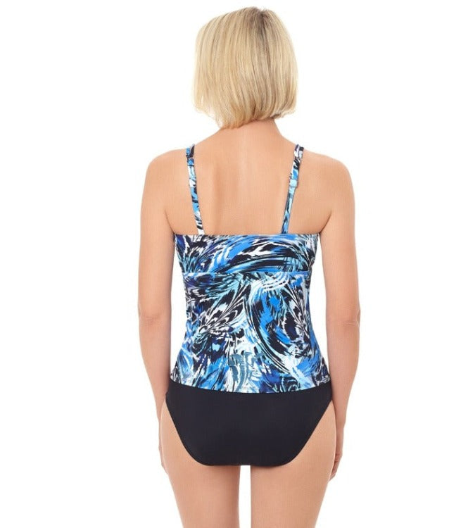 If you're looking for a tankini that won't let you down, the Penbrooke Blue Motion Cross Over Tankini Set has got you covered! With adjustable straps, soft cups, and a square back, you'll stay in control and look your best during any aquatic adventure. Get fitted for a new level of swimwear style!