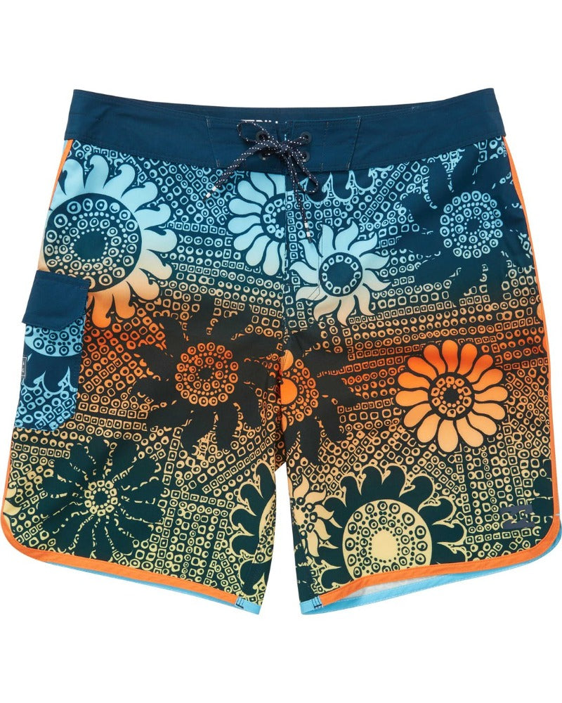 Suit up with the 73 Airlite Lineup Boardshort and go from shore to swell with daring confidence! This mid-length pair of shorts will be sure to show off your style as you take on the waves with their bold scalloped hem. Conquer the surf and make the brave choice for your next adventure!