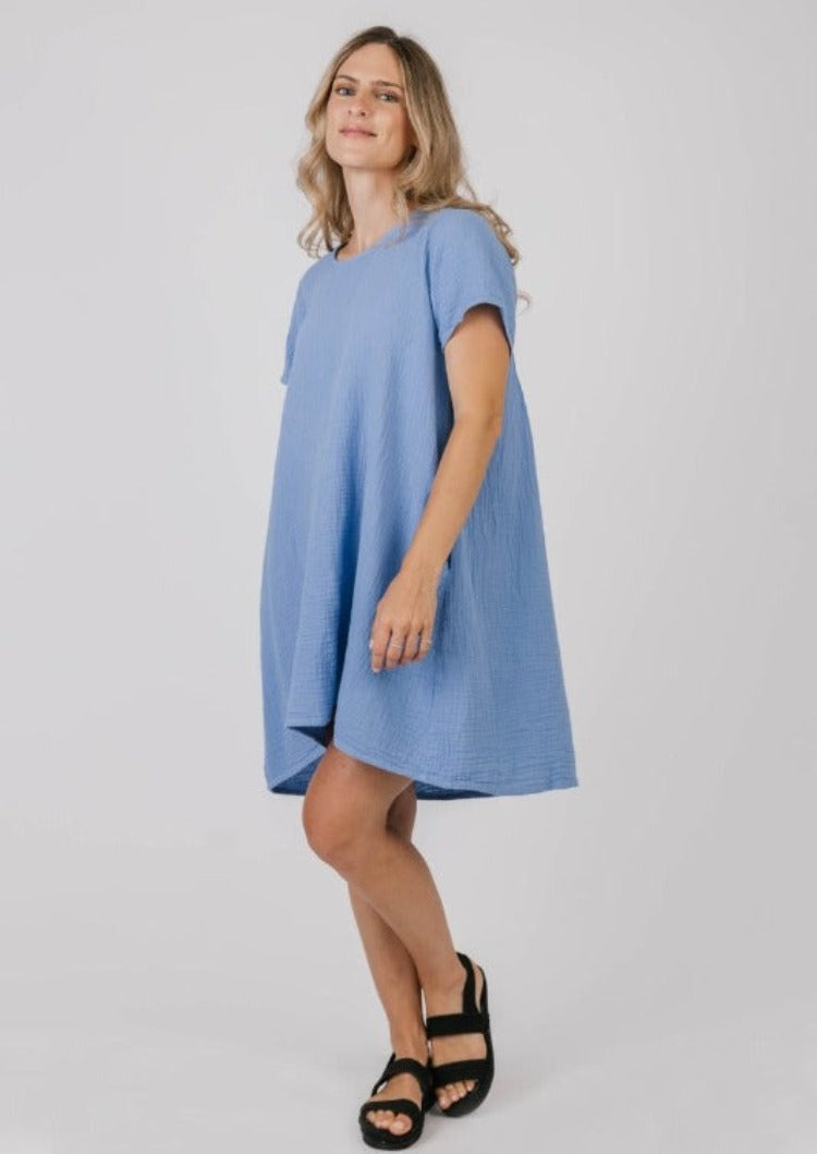 Introducing Shannon Passero's Layla Dress, an essential part of any stylish wardrobe. This oversized dress has a timeless silhouette and features a pleated back hem, pockets, and an effortless fit, perfect for everything from market strolling to beach days! Crafted from 100% cotton gauze, this crinkled beauty is light and airy, and looks as good as it feels. Get the 'wow' factor without the fuss.