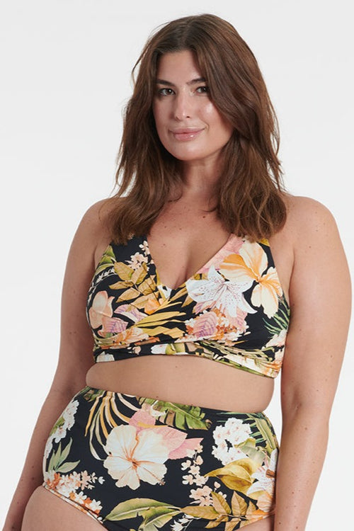 Slide into summer in the Everyday Sunday Black Bird Plus Size High Waist Bikini! Stay supported with adjustable back and removable D cups while looking totally tropical with a lush flower print. Soak up the sun in classic 'retro high waist' style with a flattering mid-coverage fit! Get ready to “Birds of Paradise” the beach! 