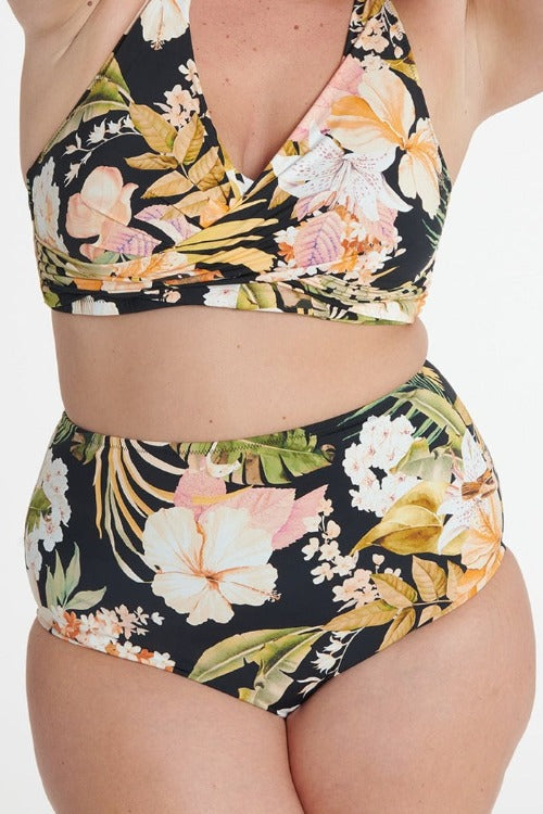 Slide into summer in the Everyday Sunday Black Bird Plus Size High Waist Bikini! Stay supported with adjustable back and removable D cups while looking totally tropical with a lush flower print. Soak up the sun in classic 'retro high waist' style with a flattering mid-coverage fit! Get ready to “Birds of Paradise” the beach! 