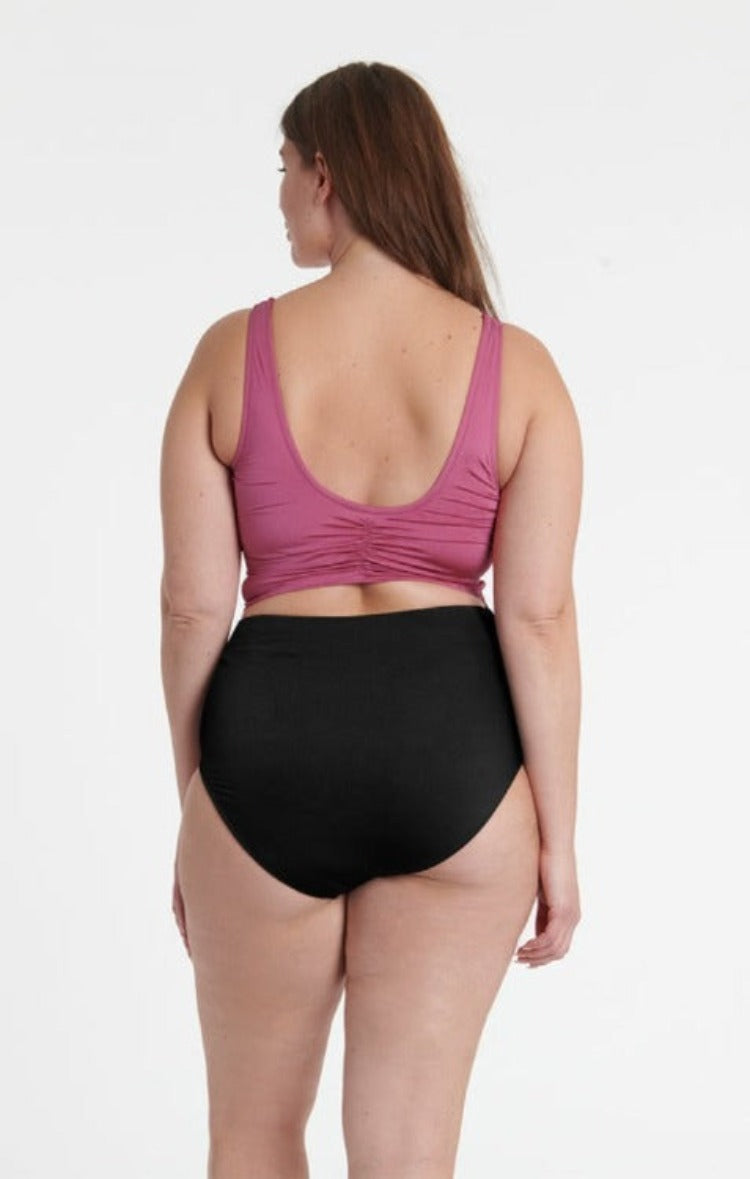 Everyday Sunday is bringing you an absolute showstopper of a one-piece! Say bye-bye to the dreaded bikini struggle - this special style's got you covered (literally) in all the right places. The added bonus of removable cups, inner support, tummy tuck, regular leg and coverage? You're gonna be a beach queen in no time.