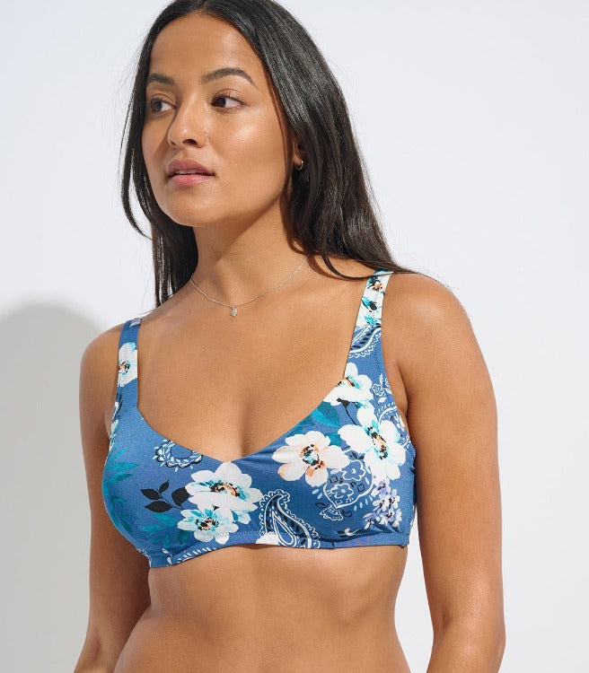 This beautiful top is ideal for the ladies needing an extra lift! Its adjustable and convertible straps with back clasp let you dress to your own standards. With removable full cups for support, and inner underwire for structure, you'll be beach-ready! The high-waist swim bottom arrives with a gathered V-shape waistband, adding a flirty flair to your shore style. Retro high-waist, gathered V shape waistband, semi-high leg cut, regular back coverage - now that's hot!