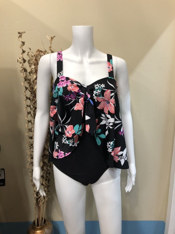 Take your pool look up a notch with the Garden Lily One Piece! With an adjustable sweetheart neckline, this flirty one piece adds an extra layer of sophistication to the classic swim look. The adjustable straps give you the perfect fit while the soft cups keep you supported. Dive into summer with this stylish and playful piece!