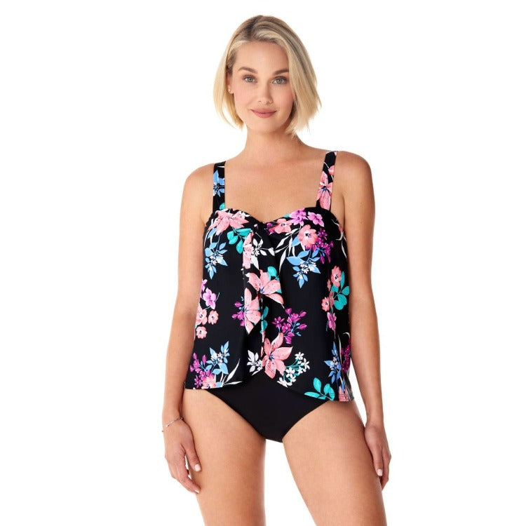Take your pool look up a notch with the Garden Lily One Piece! With an adjustable sweetheart neckline, this flirty one piece adds an extra layer of sophistication to the classic swim look. The adjustable straps give you the perfect fit while the soft cups keep you supported. Dive into summer with this stylish and playful piece!