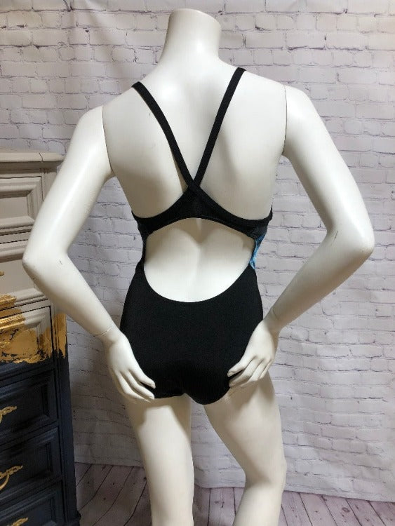 Fitness? Check! Trendy? Check! Finz's stylish suit is ready to take you from the pool to the beach and beyond with its modern cut, patterned low-back, non-adjustable straps, removable soft pads, key hole detail, and standard leg line. Plus, it offers chlorine resistance, maximum durability, quick-dry fabric, and color-fastness—we've got all the es-capes!