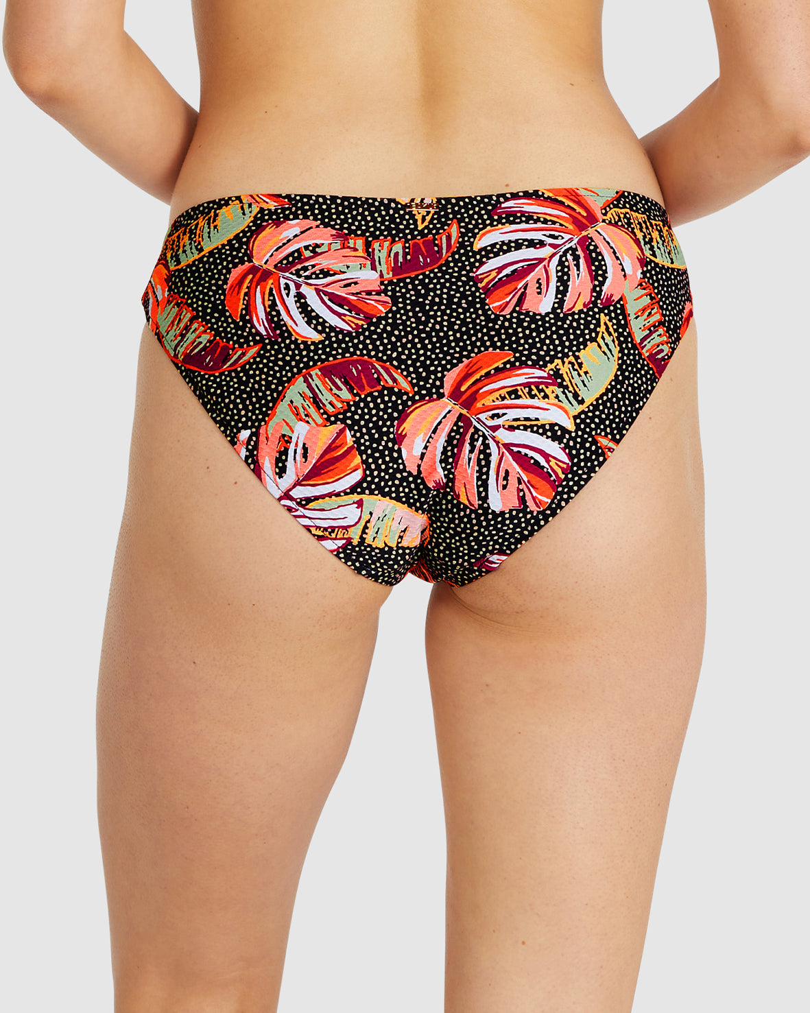 Feel the sun on your skin with the Vatulele D-DD Cup Twist Bikini! This luxurious Spanish fabric is perfect for a beach-goer looking for something unique and exotic. Dive into the tropics in Vatulele's signature jungle fusion!