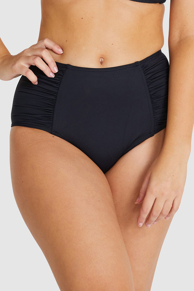 Meet Baku's Ultra High Waist Bottom, the flattering bottom that'll hold you (and your tummy) together! With an eco-friendly fabric that's chlorine-resistant, UPF50+, and resistant to the sun, you'll be able to look chic whatever the weather. We won't judge if you want to do a little twirl to show off the side ruching detail – it looks too good not to!