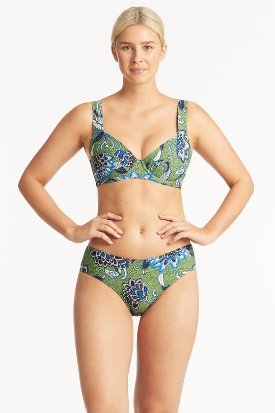 Be beach-ready with the Sea Level Pilgrim C/D cup Underwire Bikini Set! Its supportive construction offers shapely lift, while an adjustable back e-hook and convertible straps ensure you get the perfect fit for your full bust. Plus, the beautiful Batik prints will make sure you look artfully stylish and confident all-day. It's time to get swimmin'!     SL3417PG/4474