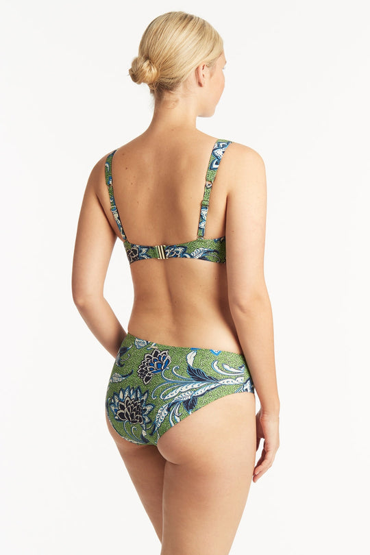 Be beach-ready with the Sea Level Pilgrim C/D cup Underwire Bikini Set! Its supportive construction offers shapely lift, while an adjustable back e-hook and convertible straps ensure you get the perfect fit for your full bust. Plus, the beautiful Batik prints will make sure you look artfully stylish and confident all-day. It's time to get swimmin'!     SL3417PG/4474