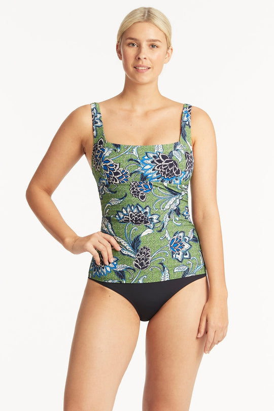 Take your beach look to the next level with the Pilgrim Square Neck Tankini! It's packed with features to make you look and feel your very best: it's got inner powermesh lining for front & back support, hidden underwire bra, removable soft cups for customizable coverage, and adjustable & convertible straps for the perfect fit. Get ready to make a splash in style!     SL3415PG/4140