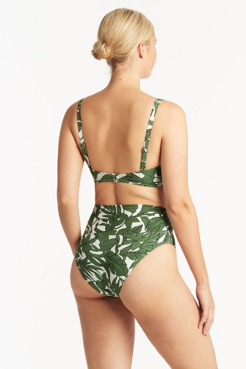Slip into the Retreat Multifit Cross Front Bikini and make a splash in the pool! This luxurious swimsuit features bold botanical prints in stunning shades of olive and lagoon. Made from the softest regenerated nylons, it features a soft cup support, e-hook back adjustability, adjustable straps, boning for side support, and powermesh lining for front and back support. Look and feel your best at the beach with the Retreat bikini!    SL3476RT/4519RT