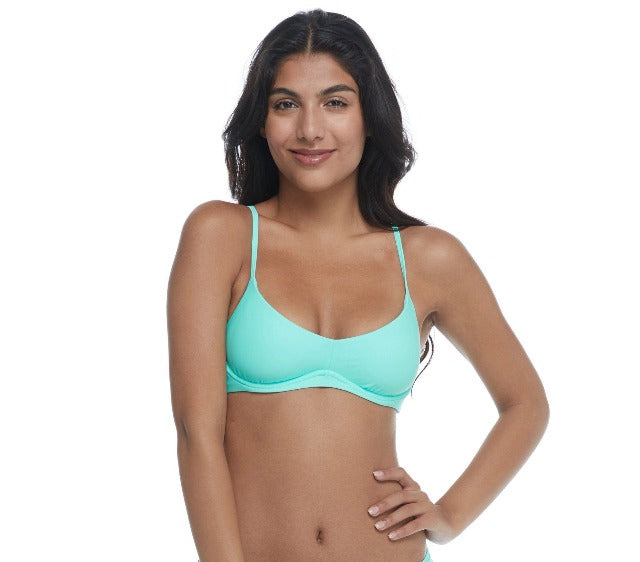 Don't compromise on your beach look. The Smoothies Palmer Underwire Bikini Top has got you covered (literally!). Its supportive underwire, adjustable back, and two-way adjustable straps make it perfect for high-energy beach activities. Plus, customized wearing options and removable soft cups let you adjust your style accordingly. Get ready to go wild!