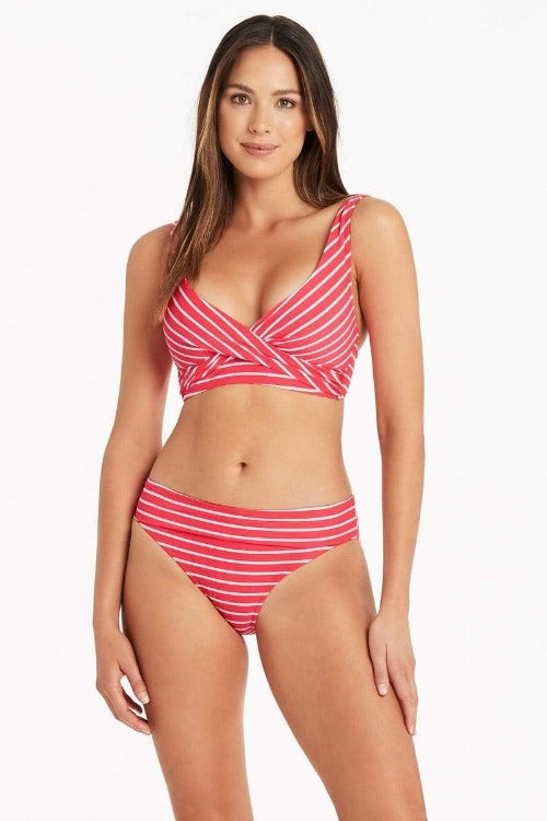 Dive into summer with fashionable fun in our Chamarel Multifit Cross Front Bikini! In a beautiful vintage-inspired red stripe, this suit is packed with features like adjustable e-hook straps and side boning for a best-in-class fit and a roll-down band with Powermesh support for extra oomph. Make a splash and look great doing it!      SL3110CM/SL4465