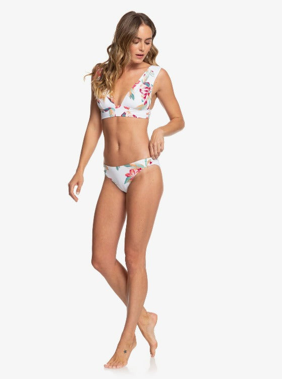 Look cool and feel even cooler in our Lahaina Bay Bikini! Featuring a regular coverage seat and top, soft resistant stretch fabric, removable padding for medium support, mid rise waist, fixed closure and cute ruching detail, plus a rubber ROXY plaque for extra style. A/B cup sizes. Dive in now!   ERJX304091/40388