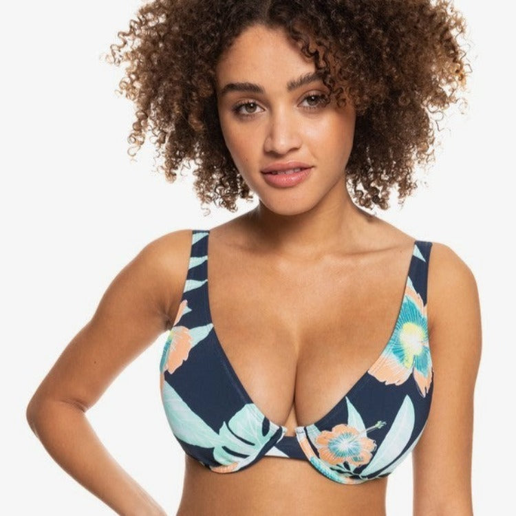 Look and feel your best at the beach with this printed, underwired D-cup bikini top. It's designed with adjustable straps and a butterfly clasp for unbeatable security while you make waves. And with a tailored D-cup shape, underwire support and removable pads, you'll have all-day comfort and confidence! Time for a dip!     ERJX304433/40415