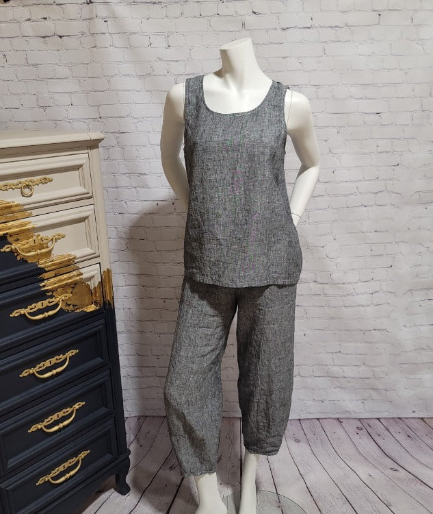 This medium-gray, boxy linen tank lends a chill fit that sits just below the hips. Making quite the statement, it's perfect for your next cruise dinner or luau. This linen leisurewear offers: zero sleeves, a scooping neckline.