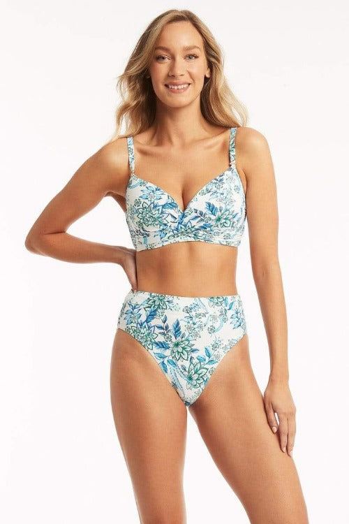 Show off your feminine and flirty side in this Habitat D/DD Twist Push Up Bikini! Experience all-day comfort and support with removable inserts, underwire support, adjustable straps, side boning, powermesh support and more! Feel fancy all summer long with this gorgeous floral print and turn heads with a cheeky high-leg bottom!    SL3073HB/SL4535HB