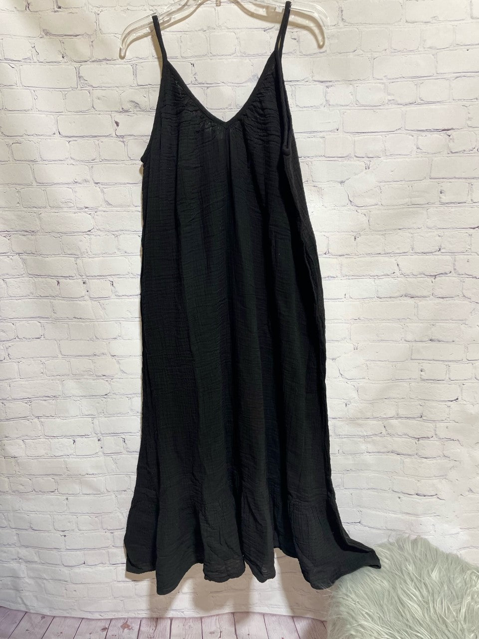 The Shannon Passero Kara Dress is perfect for a relaxed, boho-chic look. Its oversized silhouette and flirty spaghetti straps show off your femininity with a V neck, while the frill hem adds a fun and flirty touch. Get ready to sail away in style!       998