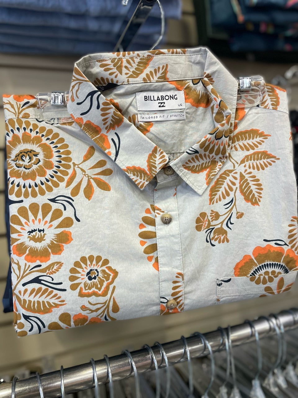 Billabong Sundays Floral Short Sleeve Shirt  Mechanical stretch fabric Short sleeves Woven flag label at chest pocket seam Woven neck label Tailored fit Material: woven cotton stretch Style # M501LSUF