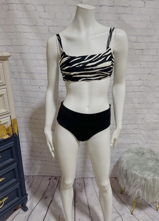 Look your best with the Seafolly Skin Deep DD Bikini Set! Its hidden underwire provides unbeatable bust support, while adjustable straps ensure the perfect fit. The wide side retro and mid rise pant provide extra coverage for those moments when you want to feel more covered. Plus, an internal layer of supportive fabric, side boning for shape definition, and back clip closure make for a flattering look that'll make you feel like a total beach babe!    31384DD940/40586942